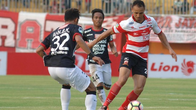 Manajer Madura United, Haruna Soemitro, mengatakan KITAS pemain asing timnya sudah beres dan bisa menjalani pertandingan melawan Persela malam ini.