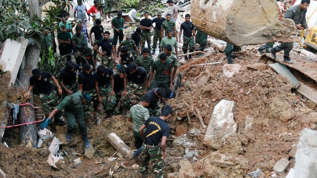 Setidaknya 26 orang tewas dan ratusan lainnya tertimbun lumpur akibat longsor di salah satu tempat pembuangan sampah di Sri Lanka.