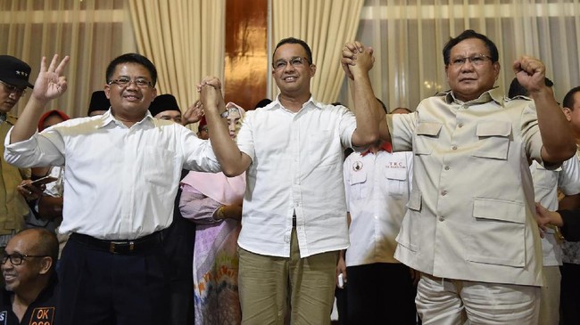 Ketua Umum Partai Gerindra Prabowo Subianto mendampingi Gubernur DKI terpilih Anies Baswedan saat bertemu American Chamber of Commerce. 