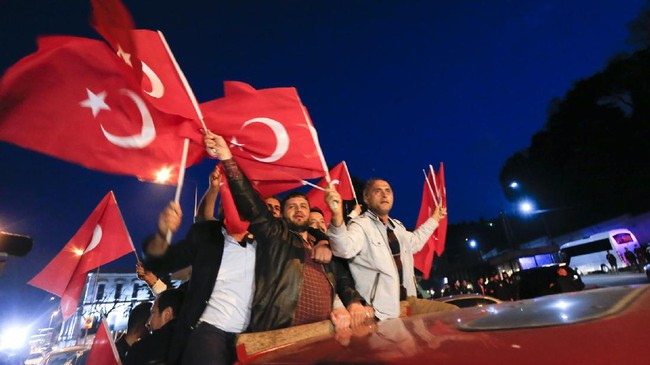 Partai-partai oposisi utama dan sejumlah LSM Turki berencana mengerahkan lebih dari setengah juta pengawas dan relawan di tempat-tempat pemungutan suara.