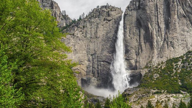 Selama lima tahun terakhir, air terjun di sana mengering. Baru tahun ini alirannya cukup deras karena musim dingin yang panjang.