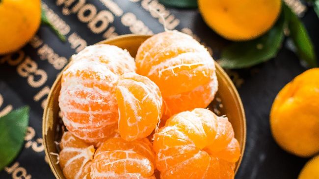 Jangan buru-buru buang kulit jeruk karena ternyata kulit jeruk mengandung vitamin C tinggi yang bermanfaat untuk daya tahan tubuh dan kesehatan kulit. 