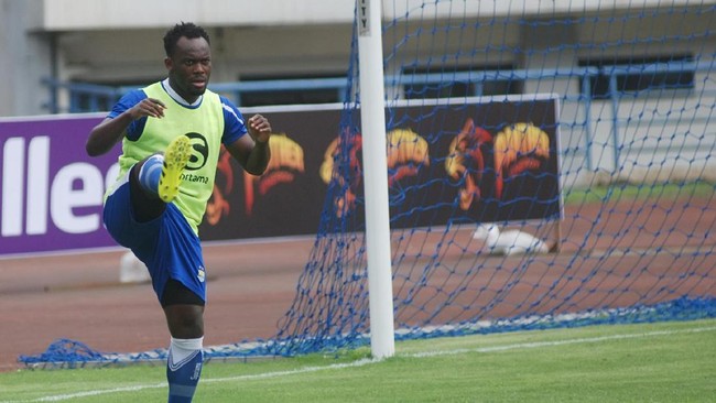 Manajer Persib Bandung Umuh Muchtar berharap Michael Essien bisa tampil 90 menit di Persib. Ia juga meminta Essien cepat beradaptasi.