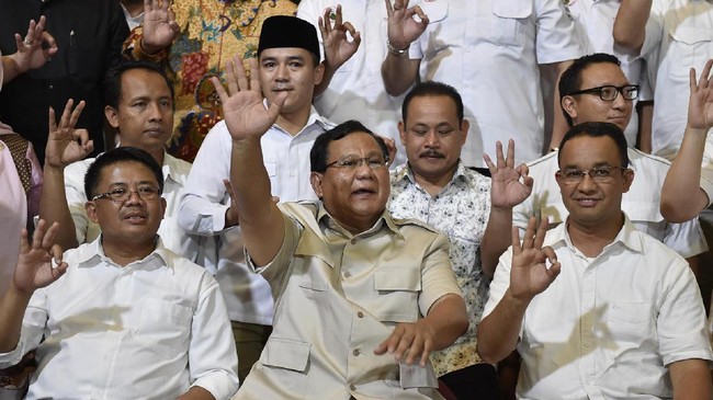 Prabowo Subianto melontarkan guyon soal gaji kecil wartawan dilihat dari wajah. Pernyataan itu dikritik karena dianggap tak elegan diucapkan oleh elite.