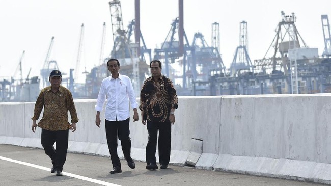 Menurut Jokowi, bandar udara diperlukan untuk mempermudah akses masuk dan keluar secara langsung ke Halmahera, tanpa transit di kota lainnya.