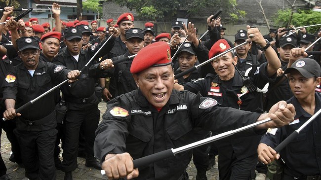 Ketua Bidang Kehormatan PDIP Komarudin Watubun berharap Jokowi meniru langkah Maruarar Sirait yang mengembalikan KTA setelah tak lagi bagian dari parpol.