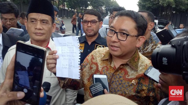 Dia menyatakan penahanan pentolan FUI itu tidak perlu diperpanjang, karena tidak ada alat bukti kuat untuk menjeratnya dengan tuduhan makar.