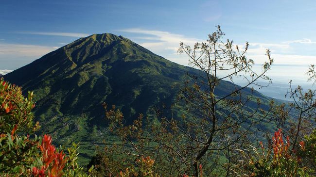 Penjelasan BMKG Soal Fenomena Topi Awan Gunung Merbabu