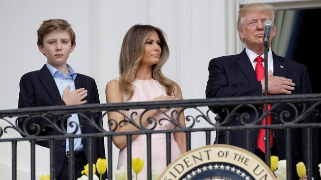 Melania Trump mencolek Donald Trump saat dia 'lupa' menyilangkan tangan di dada kala lagu kebangsaan diputar. Apa sebenarnya arti silang tangan di dada?