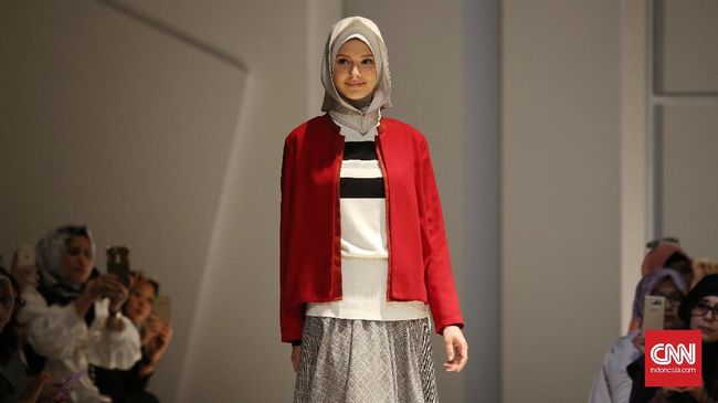 Meluncurkan koleksi yang diberi tajuk Hello, label busana muslim itu menampilkan rancangan yang didominasi busana longgar dan permainan warna.