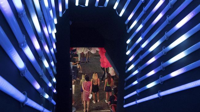 Kalung emas yang dipakai Bocion ternyata bernilai mahal yakni seharga 300 ribu bath atau sekitar Rp131 juta, ladyboy langsung menghilang usai beraksi.