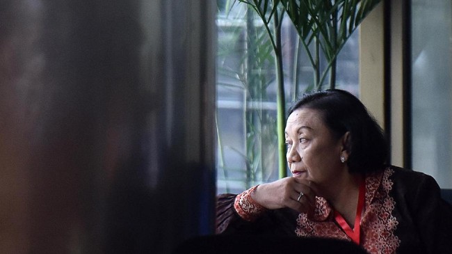 Hakim Tipikor menyindir Eks Sekjen Kemendagri Diah Anggraeni karena menyerahkan bukti yang isinya hanya pembelaan bak terdakwa.