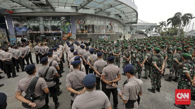 TNI dan Polri akan gelar nonton bareng Piala Dunia 2026 di seluruh Indonesia. Diklaim demi mendukung UMKM dan memperkuat persatuan bangsa Indonesia.