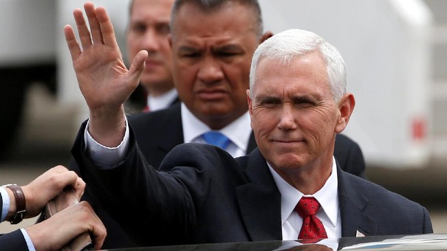 Menlu Retno Marsudi dan Menteri ESDM Ignasius Jonan menyambut kedatangan Wapres AS Mike Pence yang akan melakukan lawatan selama dua hari di Jakarta.