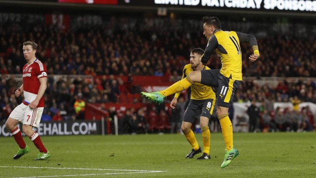 Mesut Oezil mencetak gol penentu kemenangan Arsenal di markas Middlesbrough dalam lanjutan Liga Primer Inggris, Selasa (18/4) dini hari WIB.