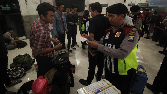 Keberadaan massa dari luar Jakarta dinilai bisa memicu bentroka antarpendukung. Mereka diamankan sebelum dipulangkan ke daerah asal.