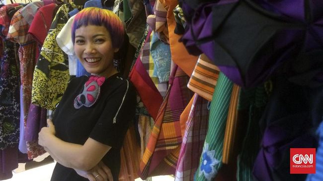 Lewat buku keduanya 'In Between Colors', desainer busana Lenny Agustin buka-bukaan soal kehidupan pribadinya, perjalanan karier, dan dunia mode Indonesia.