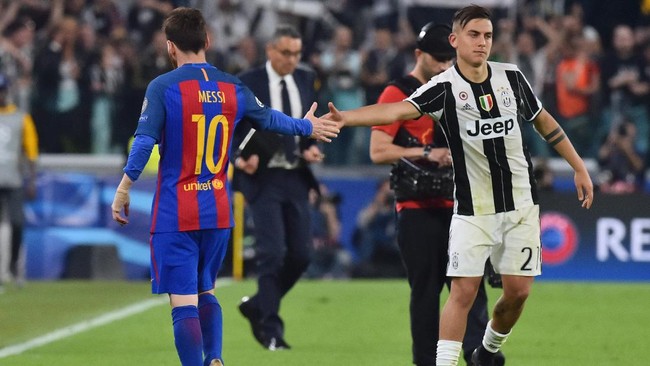 Juventus' forward from Argentina Paulo Dybala (R) shakes hands with Barcelona's Argentinian forward Lionel Messi at the end of the UEFA Champions League quarter final first leg football match Juventus vs Barcelona, on April 11, 2017 at the Juventus stadium in Turin. Juventus won 3-0. / AFP PHOTO / GIUSEPPE CACACE