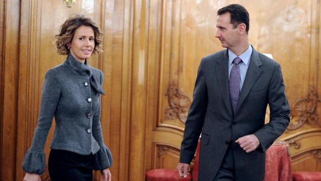 Syrian president Bashar al-Assad and his wife Asma arrive to deliver a speech for the Syrian Community on December 9, 2010 in Paris. Al-Assad is on a two-days official visit to France.  AFP PHOTO MIGUEL MEDINA / AFP PHOTO / MIGUEL MEDINA