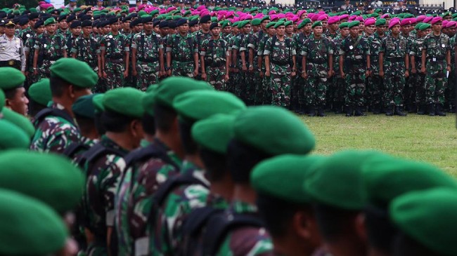 Sejumlah anggota Polri dan prajurit TNI mengikuti apel gabungan pergeseran pasukan di Lapangan Bhayangkara, Jakarta, Selasa (18/4). Sebanyak 62 ribu personel gabungan TNI-Polri dikerahkan untuk pengamanan pelaksanaan Pilkada DKI Jakarta putaran kedua. ANTARA FOTO/Rivan Awal Lingga/aww/17.