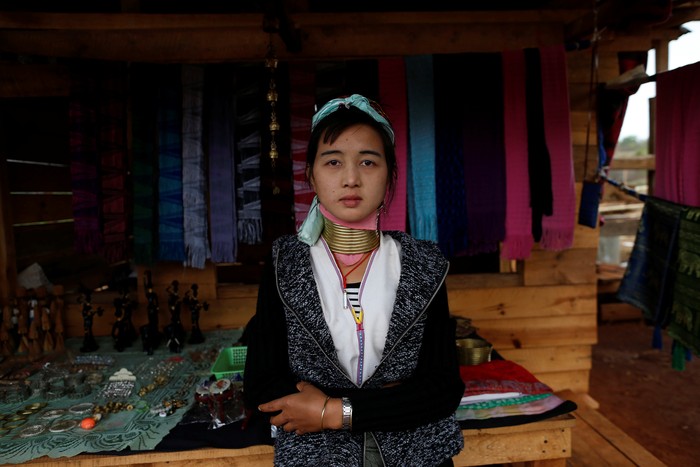 Sejumlah gadis suku Kayan memiliki leher panjang lewat tradisi kalung spiral yang digunakan. Semakin panjang lehernya maka gadis tersebut akan semakin cantik.