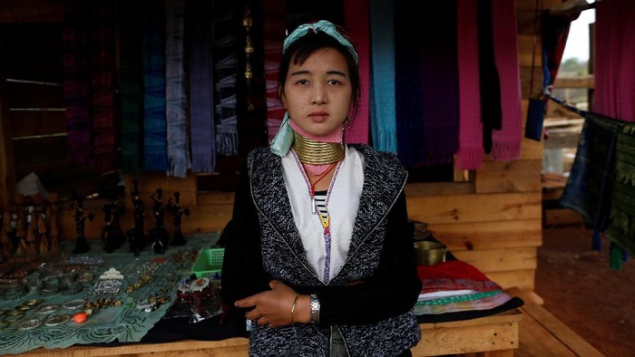 Sejumlah gadis suku Kayan memiliki leher panjang lewat tradisi kalung spiral yang digunakan. Semakin panjang lehernya maka gadis tersebut akan semakin cantik. Sejumlah gadis suku Kayan memiliki leher panjang lewat tradisi kalung spiral yang digunakan. Semakin panjang lehernya maka gadis tersebut akan semakin cantik.