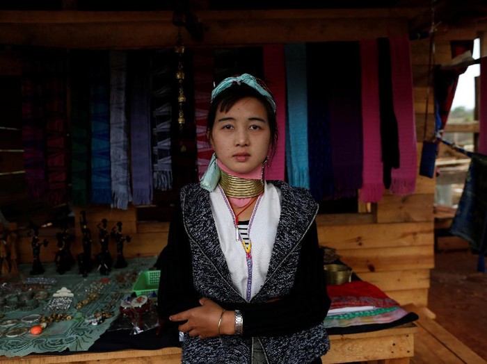 Sejumlah gadis suku Kayan memiliki leher panjang lewat tradisi kalung spiral yang digunakan. Semakin panjang lehernya maka gadis tersebut akan semakin cantik.