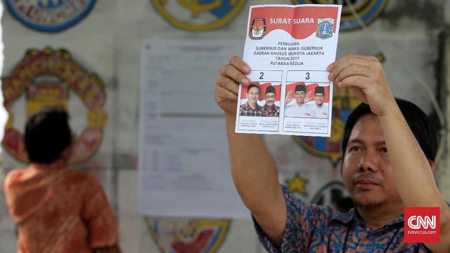Pencoblosan ulang dilakukan karena Bawaslu DKI menemukan pelanggaran berat di dua TPS yang berada di Gambir dan Pondok Kelapa.