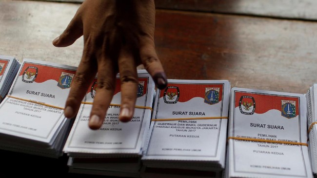 Anggota KPUD DKI Wahyu Dinata mengatakan semua petugas KPPS hari ini diganti oleh orang baru, karena yang lama dinilai lalai bertugas.
