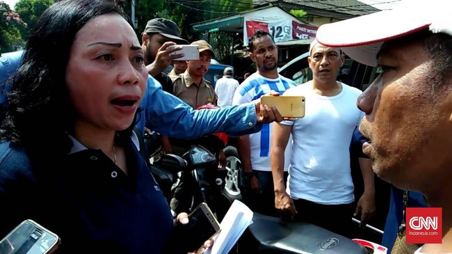 Kekacauan terjadi di TPS 17 karena ada seorang calon pemilih yang protes tak bisa mencoblos, padahal namanya tercantum dalam daftar pemilih tetap (DPT).