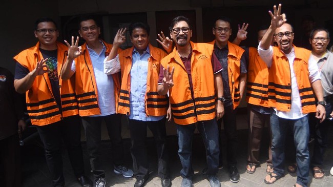 Kriminolog Adrianus Meliala menilai pemberian vaksin kepada tahanan kasus korupsi mengesankan pelanggar hukum kelas elite lebih diperhatikan ketimbang rakyat.