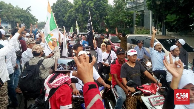 Massa FPI di kawasan Petamburan, Jakarta Pusat, berpesta menyambut kemenangan Anies-Sandi berdasar hasil hitung cepat sementara Pilkada DKI 2017.