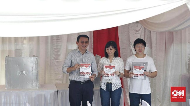 Ahok mendatangi TPS 54 bersama sang istri Veronica Tan dan anak sulungnya, Nicholas Sean. Dia meminta warga Jakarta gunakan hak pilihnya.