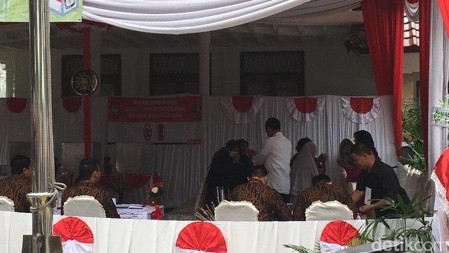 Jokowi tiba di TPS 04, Kelurahan Gambir, Jakarta Pusat, sekitar pukul 10.50 WIB dan langsung menyerahkan surat C6 serta mengantre.