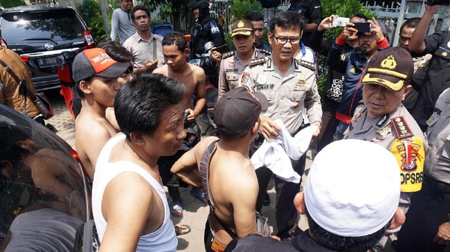 Salah satu oknum diduga kerap membagikan atribut Basuki Tjahaja Purnama-Djarot Saiful Hidayat ke masyarakat saat putaran pertama Pilkada DKI Jakarta.