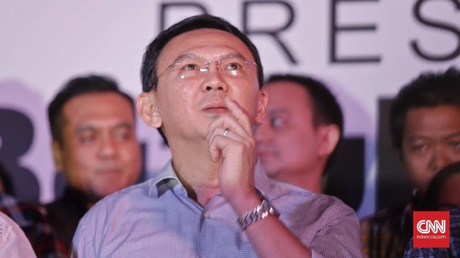 Eks Gubernur DKI Ahok menyindir ada 'orang pinter ngomong' yang dianggap hebat dan singgung bahaya di tahun 2024.