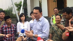 Ditemani Istri dan Anak, Ahok Sumringah ke TPS