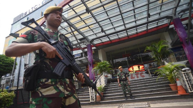 Anggota DPR Charles Honoris khawatir pelibatan TNI membasmi terorisme bisa mengaburkan batas penegakan hukum dan pertahanan negara yang diamanatkan reformasi.