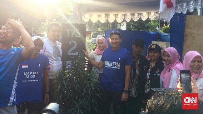 Calon Wakil Gubernur DKI Sandiaga Uno menyambangi tiga TPS di dekat kediamannya bersama Komunitas Jakarta Berlari. Ia akan mencoblos pukul 9.00 WIB.