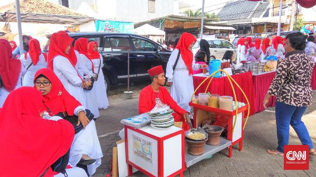 Ragam makanan khas Betawi itu dijajakan di sekitar TPS 27, Kebagusan, di mana Ketua Umum PDIP itu menetapkan pilihannya dalam Pilkada DKI Jakarta 2017.