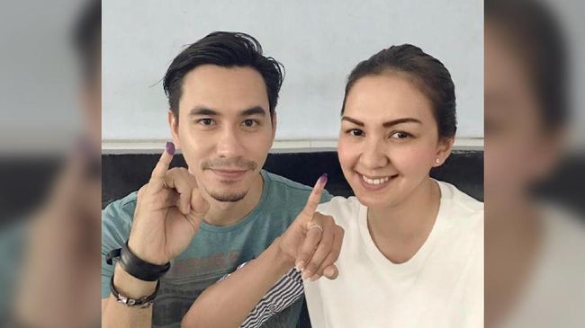 Darius Sinathrya, Donna Agnesia, Baim Wong, hingga Chandrawinata bersaudara memamerkan jari bertinta sebagai tanda ikut mencoblos dalam Pilkada DKI Jakarta.