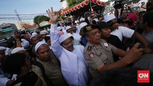 Prabowo Temui Jokowi, PA 212 Tetap Minta Rizieq Shihab Pulang Ketua Umum Presidium Alumni (PA) 212 Slamet Maarif menegaskan tidak ada rekonsiliasi politik dengan siapapun sebelum Imam besar FPI Rizieq Shihab dipulangkan.