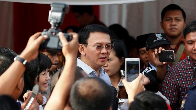 Ahok membatasi waktu untuk berfoto bersama warga di Balai Kota Jakarta. Akibatnya warga yang telah mengantre untuk berfoto bersama merasa kecewa.