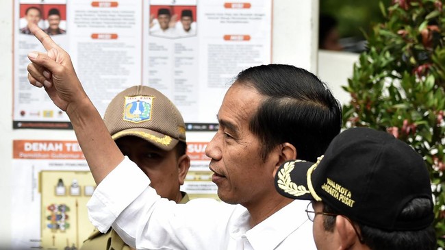 Di TPS tempat Jokowi memilih,Ahok sempat menang telak pada putaran pertama lalu. Namun di putaran kedua ini, Ahok hanya menang tipis atas Anies-Sandi.