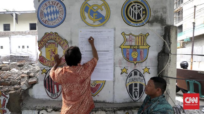 Perhitungan nyata dilakukan dengan mengunggah formulir hasil perhitungan di TPS (C1) melalui sistem perhitungan yang terpusat di KPU DKI Jakarta.