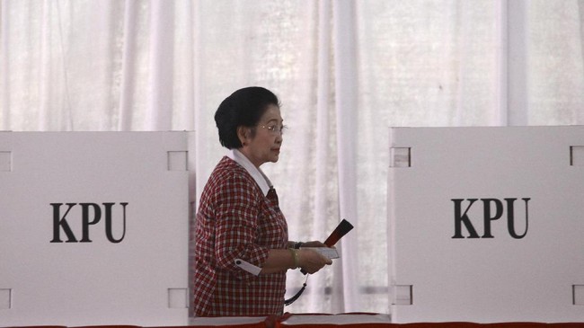 Ketua Umum PDIP Megawati Soekarnoputri belum berencana menjenguk gubernur nonaktif DKI Jakarta Basuki Tjahaja Purnama alias Ahok.