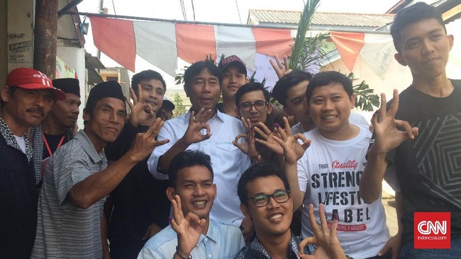 Para penggemar Haji Lulung meminta politikus itu untuk berpose bersama setelah menggunakan hak pilihnya dalam Pilkada DKI Jakarta. 