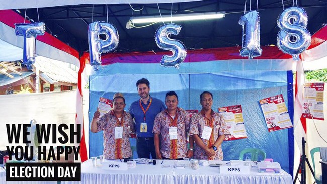Duta Besar Denmark Casper Klynge melakukan kunjungan ke Tempat Pemungutan Suara (TPS) di Cawang dan mengapresiasi suasana pilkada yang kondusif.