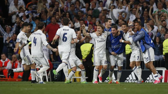 Real Madrid memastikan diri lolos ke semifinal Liga Champions usai menggasak Bayern Munich dengan skor 4-2 di Santiago Bernabeu, Selasa (18/4).