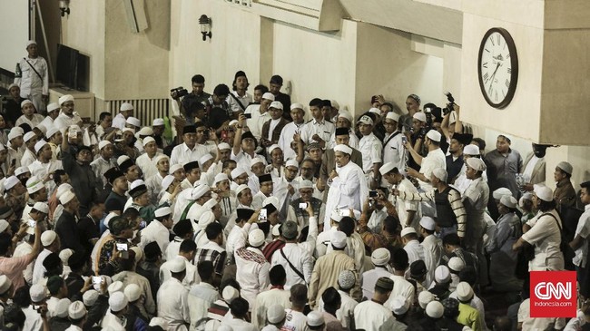 Kedekatan Anies Baswedan dan Rizieq Shihab mulai kentara saat Pilkada silam. Tak lama dari itu, Rizieq bertolak ke Arab Saudi hingga baru kembali pada 2020.